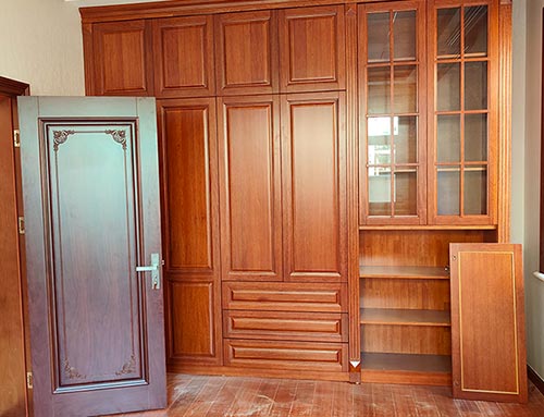 丰台中式家庭装修里定制的实木衣柜效果图